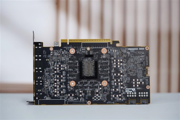 性价比装机利器！蓝宝石RX 9070显卡图赏