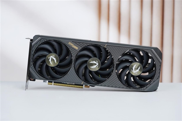 简约硬朗！索泰RTX 5070 SOLID OC显卡图赏