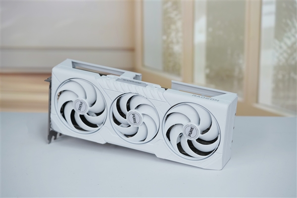 纯白高颜值！蓝宝石RX 9070 XT显卡图赏