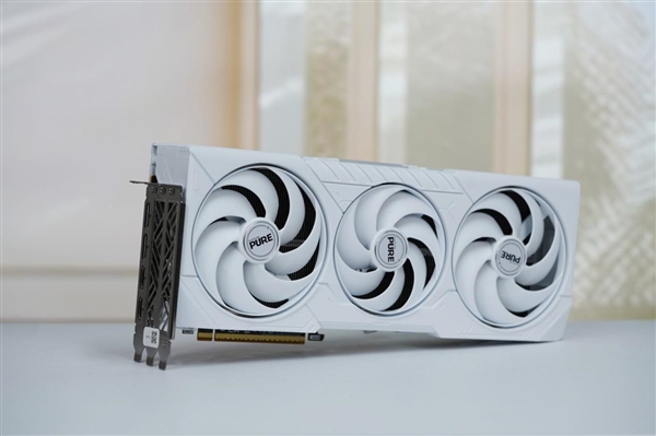 纯白高颜值！蓝宝石RX 9070 XT显卡图赏