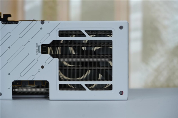 纯白高颜值！蓝宝石RX 9070 XT显卡图赏