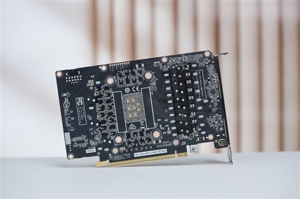 简约硬朗！索泰RTX 5070 SOLID OC显卡图赏