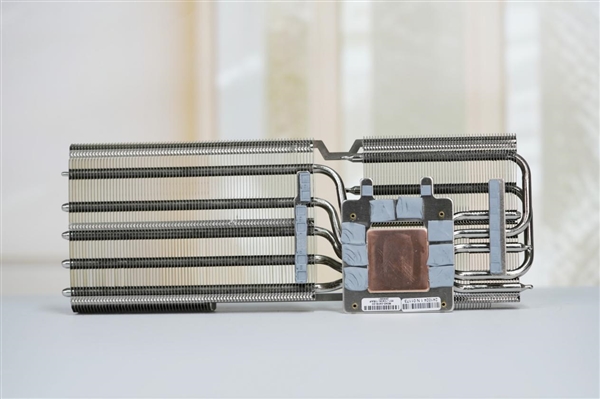 纯白高颜值！蓝宝石RX 9070 XT显卡图赏