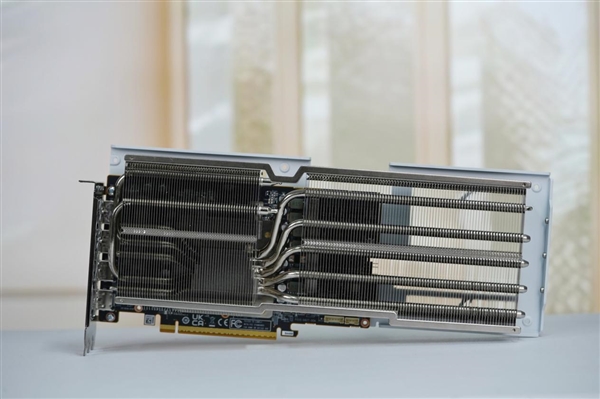 纯白高颜值！蓝宝石RX 9070 XT显卡图赏