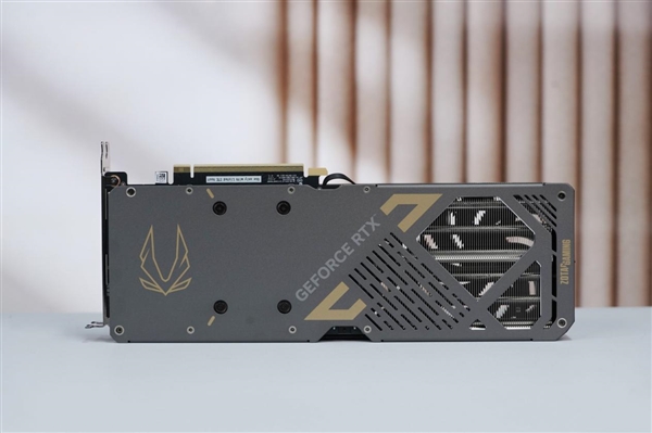 简约硬朗！索泰RTX 5070 SOLID OC显卡图赏