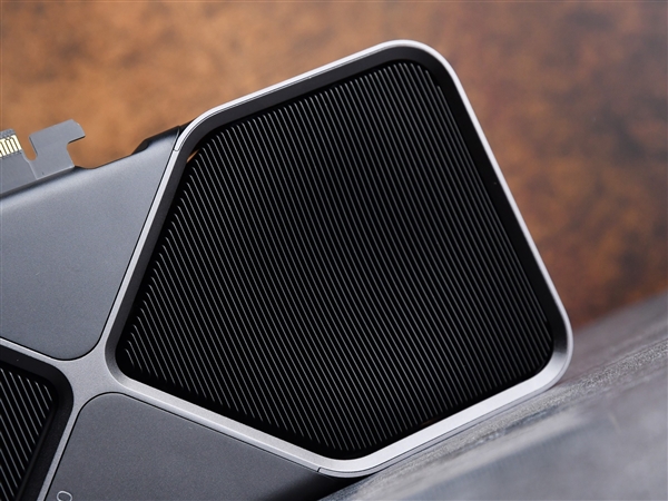 英伟达RTX 5070 12GB FE显卡上手:2K 200帧 起飞了