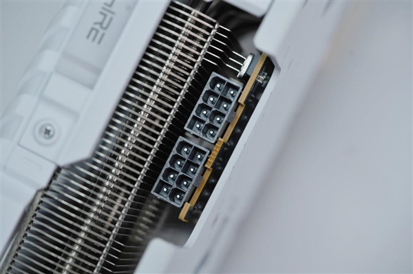 纯白高颜值！蓝宝石RX 9070 XT显卡图赏