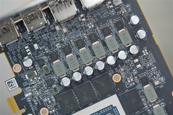 纯白高颜值！蓝宝石RX 9070 XT显卡图赏