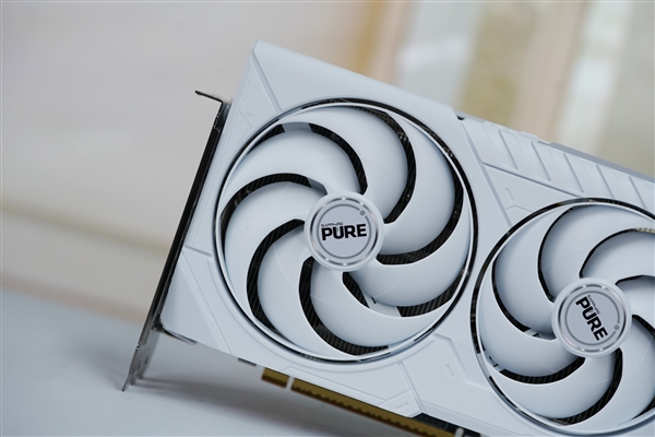 纯白高颜值！蓝宝石RX 9070 XT显卡图赏