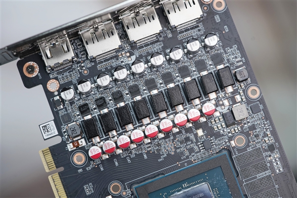 简约硬朗！索泰RTX 5070 SOLID OC显卡图赏