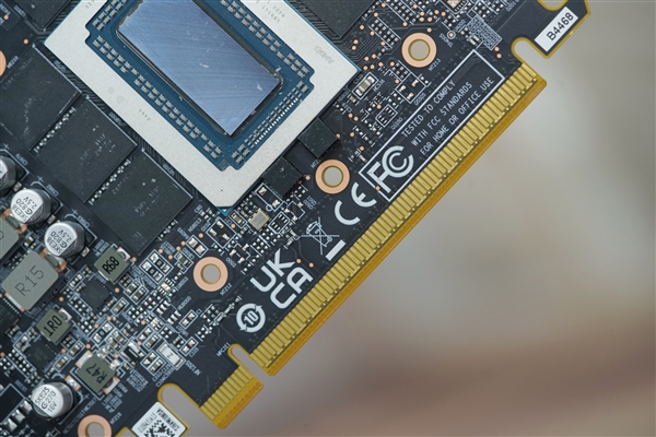 纯白高颜值！蓝宝石RX 9070 XT显卡图赏