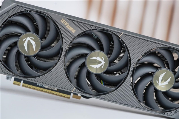 简约硬朗！索泰RTX 5070 SOLID OC显卡图赏