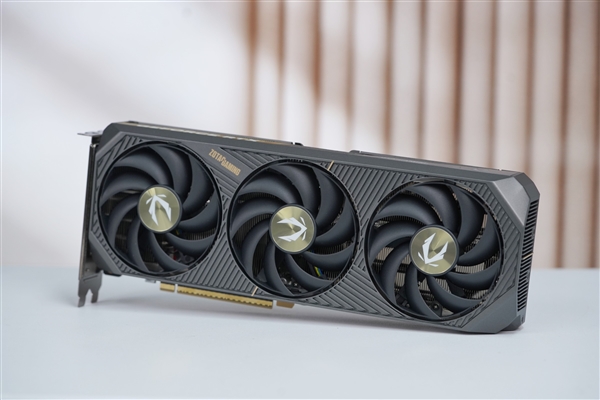 简约硬朗！索泰RTX 5070 SOLID OC显卡图赏