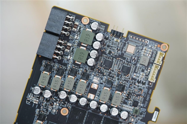 纯白高颜值！蓝宝石RX 9070 XT显卡图赏