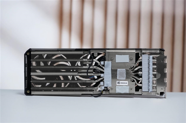 简约硬朗！索泰RTX 5070 SOLID OC显卡图赏