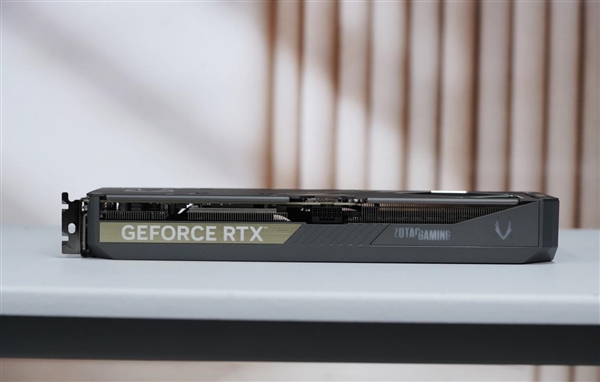 简约硬朗！索泰RTX 5070 SOLID OC显卡图赏