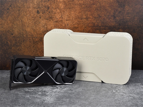英伟达RTX 5070 12GB FE显卡上手:2K 200帧 起飞了