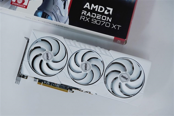 纯白高颜值！蓝宝石RX 9070 XT显卡图赏