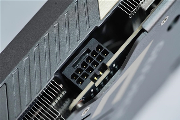 简约硬朗！索泰RTX 5070 SOLID OC显卡图赏