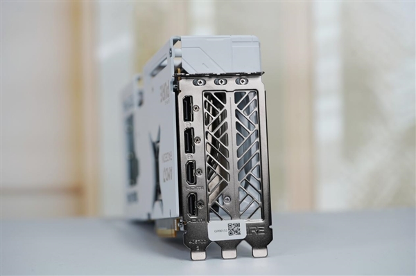 纯白高颜值！蓝宝石RX 9070 XT显卡图赏