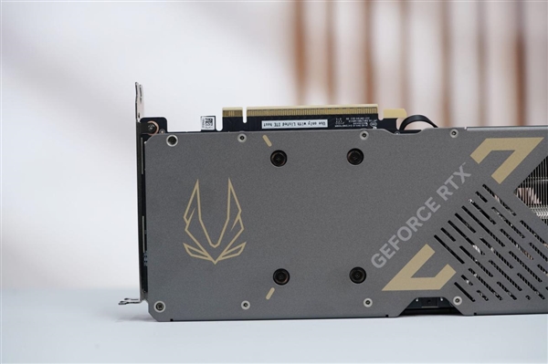 简约硬朗！索泰RTX 5070 SOLID OC显卡图赏