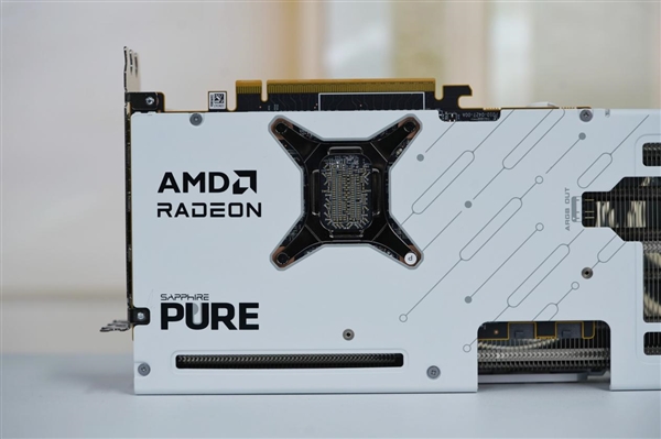 纯白高颜值！蓝宝石RX 9070 XT显卡图赏