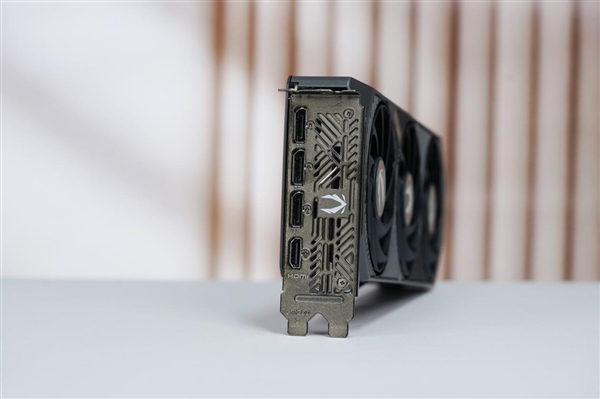 简约硬朗！索泰RTX 5070 SOLID OC显卡图赏