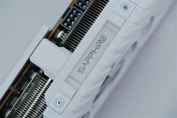 纯白高颜值！蓝宝石RX 9070 XT显卡图赏