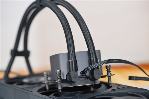 独立磁吸IPS液晶屏！超频三银翼DT360水冷散热器图赏