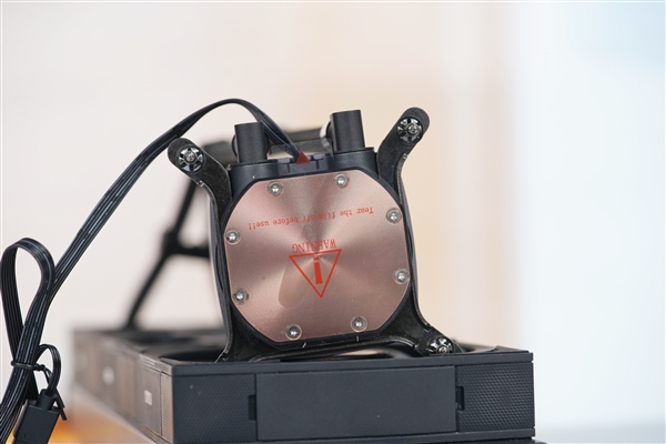 独立磁吸IPS液晶屏！超频三银翼DT360水冷散热器图赏