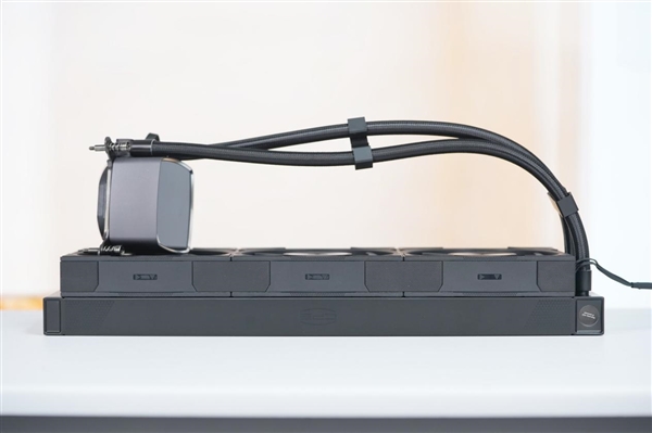 独立磁吸IPS液晶屏！超频三银翼DT360水冷散热器图赏