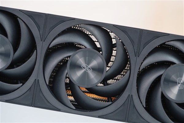 独立磁吸IPS液晶屏！超频三银翼DT360水冷散热器图赏