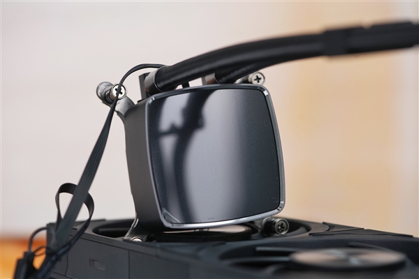 独立磁吸IPS液晶屏！超频三银翼DT360水冷散热器图赏