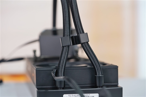 独立磁吸IPS液晶屏！超频三银翼DT360水冷散热器图赏