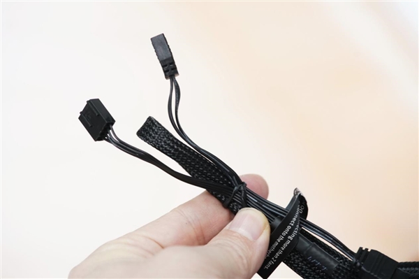 独立磁吸IPS液晶屏！超频三银翼DT360水冷散热器图赏