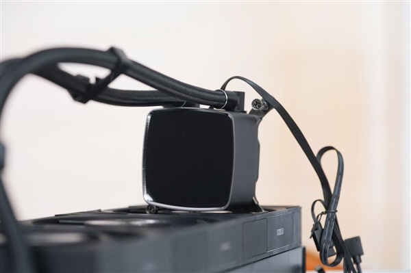 独立磁吸IPS液晶屏！超频三银翼DT360水冷散热器图赏