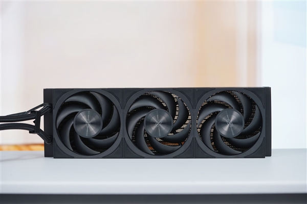 独立磁吸IPS液晶屏！超频三银翼DT360水冷散热器图赏