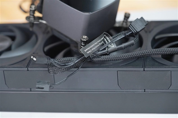 独立磁吸IPS液晶屏！超频三银翼DT360水冷散热器图赏