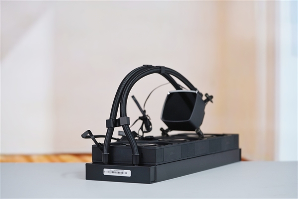 独立磁吸IPS液晶屏！超频三银翼DT360水冷散热器图赏