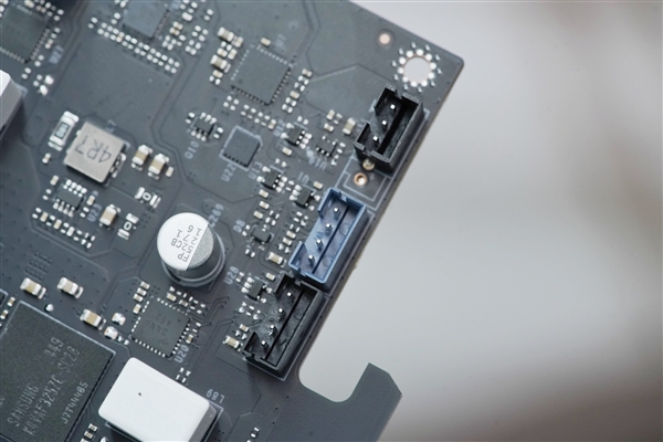 4K游戏新门槛 耕升RTX 5070踏雪OC显卡图赏