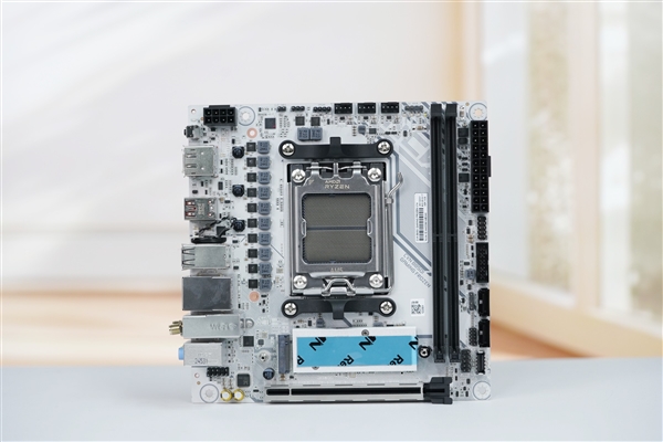 小巧迷你！七彩虹CVN B850I GAMING FROZEN V14主板图赏