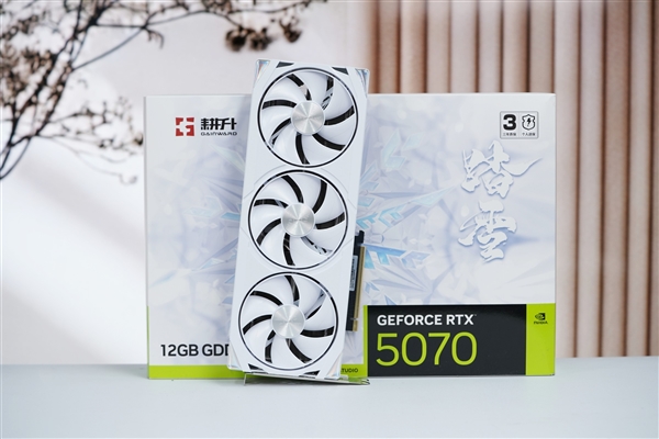 4K游戏新门槛 耕升RTX 5070踏雪OC显卡图赏