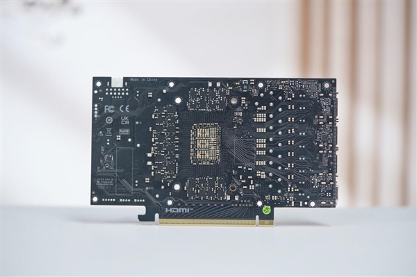 4K游戏新门槛 耕升RTX 5070踏雪OC显卡图赏