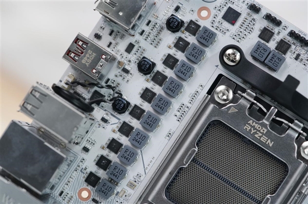 小巧迷你！七彩虹CVN B850I GAMING FROZEN V14主板图赏