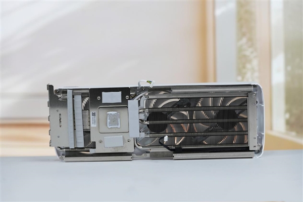 活力涂鸦！索泰RTX 5070 XGAMING OC显卡图赏