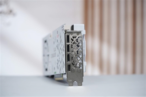 4K游戏新门槛 耕升RTX 5070踏雪OC显卡图赏