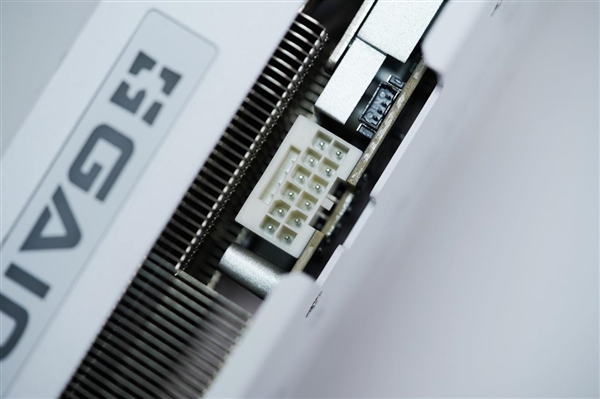 4K游戏新门槛 耕升RTX 5070踏雪OC显卡图赏