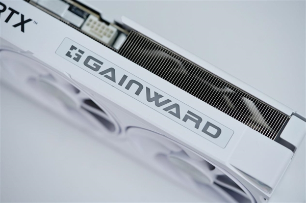 4K游戏新门槛 耕升RTX 5070踏雪OC显卡图赏