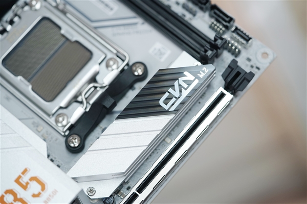 小巧迷你！七彩虹CVN B850I GAMING FROZEN V14主板图赏