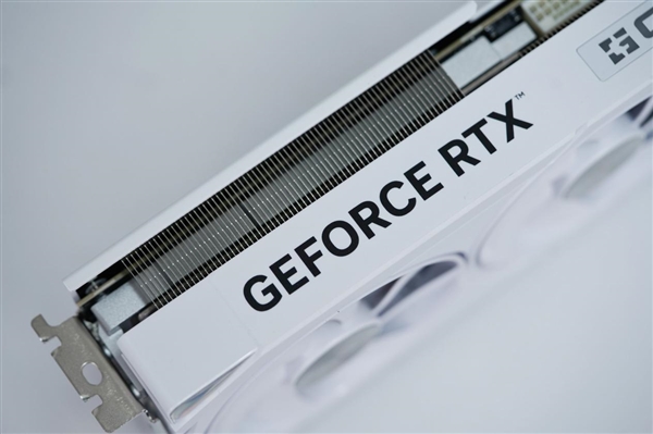 4K游戏新门槛 耕升RTX 5070踏雪OC显卡图赏